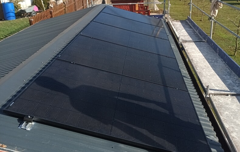 DIY Photovoltaik auf einem Gartenhaus Trapezblechmontage