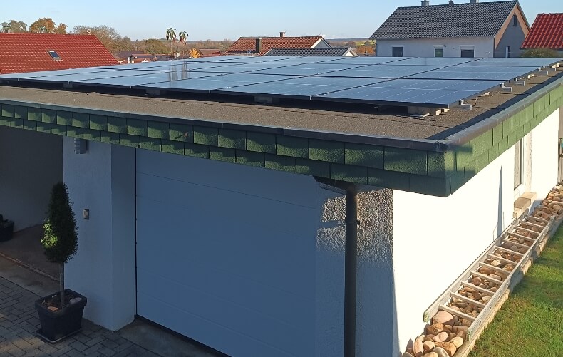 DIY Photovoltaik auf einem Garagenflachdach - 3x6 PV-Module Dachparallel planar verlegt.