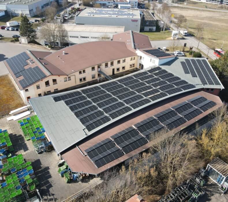 Große Photovoltaik-Anlage auf einem Industriegebäude