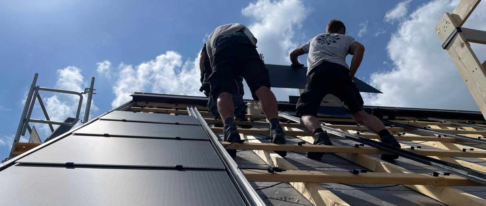 Modernes Einfamilienhaus mit Photovoltaikanlage auf dem Dach. Künstlerische Darstellung
