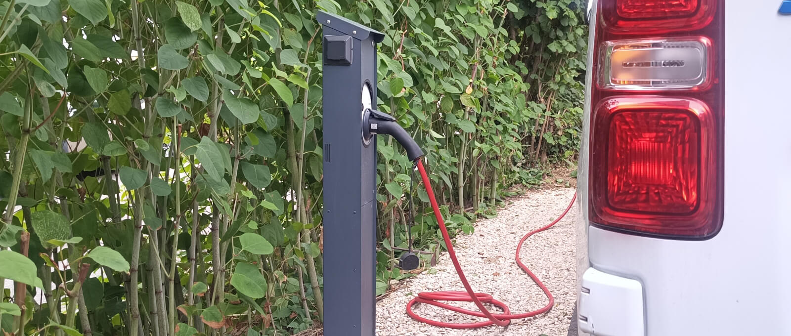 eine Go-e Charger Wallbox an die ein EV / Elektro-Auto zum Aufladen angeschlossen ist